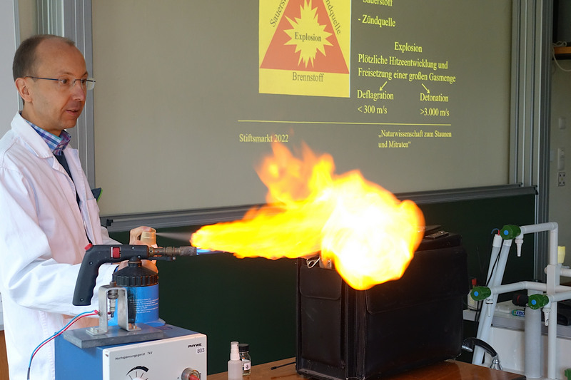 Chemiker Dr. Andreas Hoischen von der Uni Paderborn begeistert die Besucher. Hier zeigt er anschaulich, wie gefährlich der Einsatz von Deodorant bei Kerzenschein sein kann.