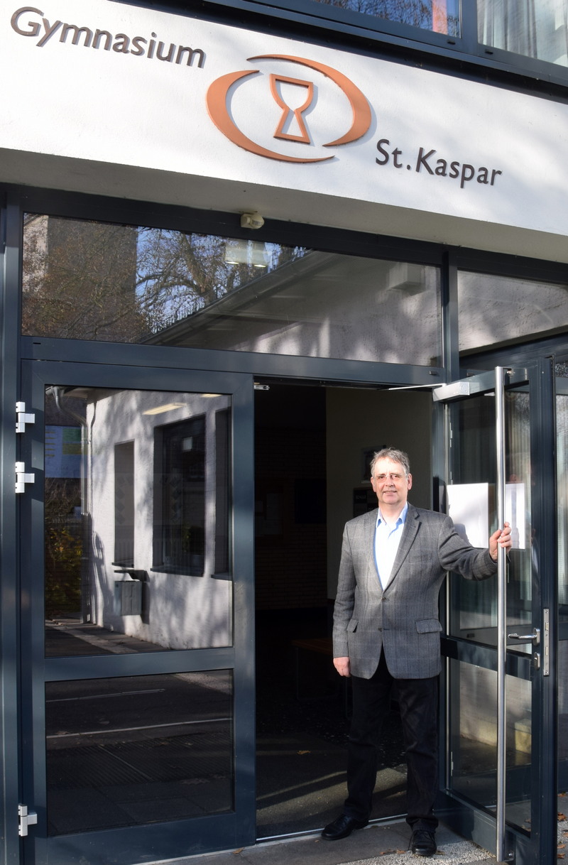 Das Gymnasium St. Kaspar verlegt den Tag der Offenen Tür pandemiebedingt ins Internet. Hier öffnet Schulleiter Matthias Nadenau die Tür der Schule.