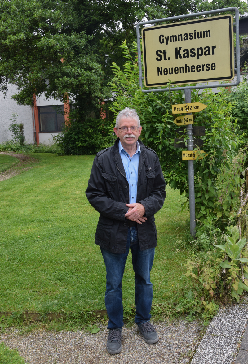 Reinhard Wegner vor seiner Schule.