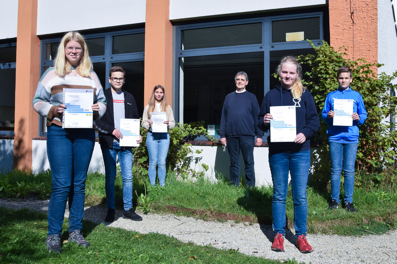 Schulleiter Matthias Nadenau gratuliert den Preisträgern zu ihren Leistungen: Lea Schopohl, Michael Blase, Mae Rasche, Alina Wischer und Manuel Blase (v.l.n.r.).