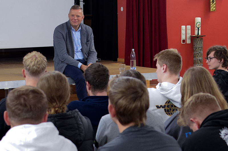 In der Schulaula diskutierte MdL Matthias Goeken mit Schülerinnen und Schülern der Sowi-
Kurse der Jahrgangsstufe Q2.