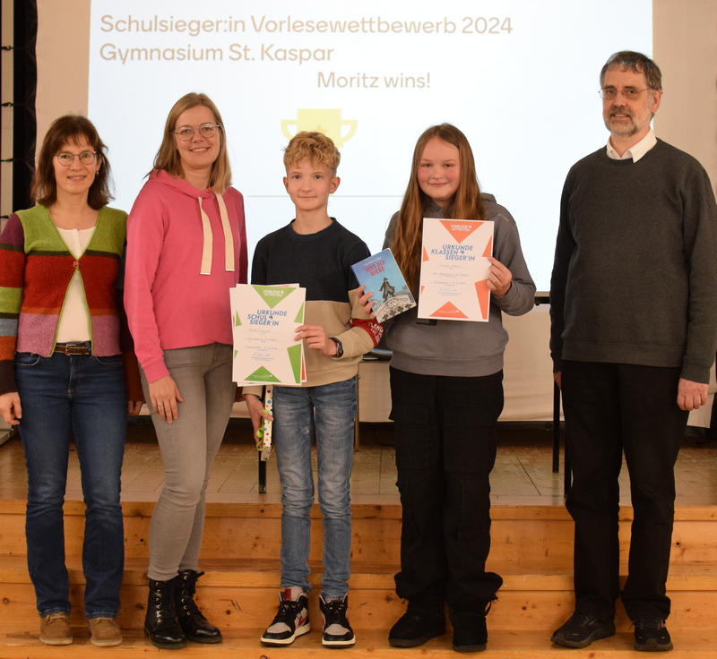 Moritz Sommer und Amelie Falke, hier mit ihren Lehrerinnen Annette Tisius und Melanie Homann (v.l.n.r.) sowie Schulleiter Matthias Nadenau, traten beim Schulentscheid gegeneinander an.