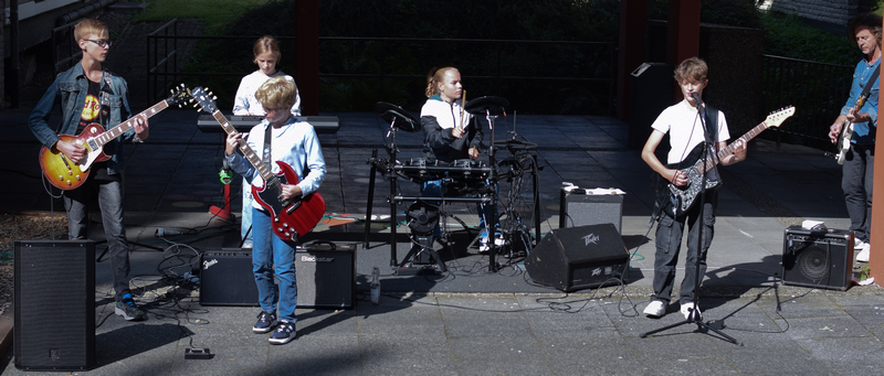 Die Schulband „Monkeys on Fire“ unter der Leitung von André Föller sorgte für Stimmung auf dem Schulhof.