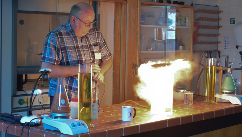 Im Chemieraum zeigte Lehrer Martin Bernard eindrucksvoll, wie gefährlich eine Mehlstaubexplosion ist.