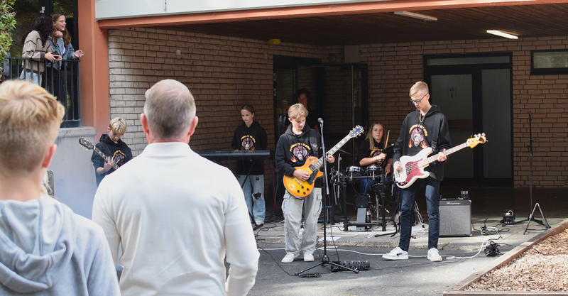 Auch die Schulband „Monkeys on Fire“ trug zur Unterhaltung der Besucher bei.
